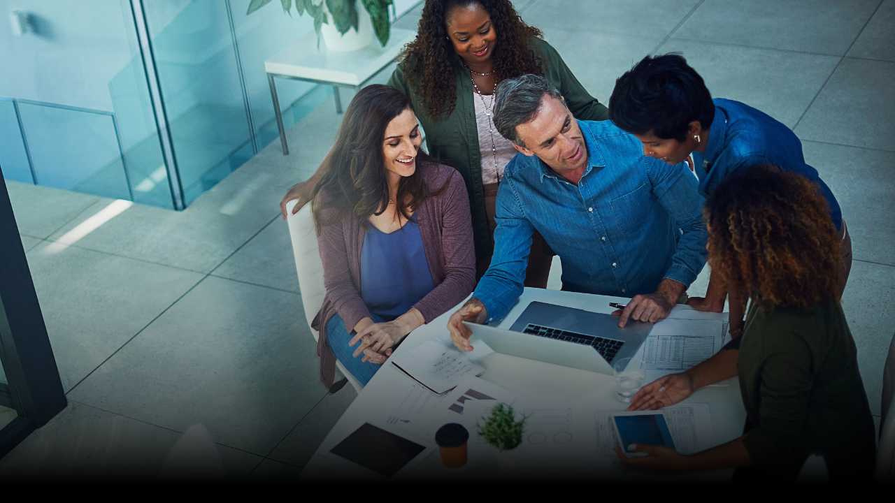 Conduzindo empresas ao pico da excelência:  Integrando confiança, eficiência e investimentos sustentáveis